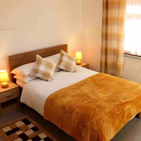 Cheerful 2 Bedroom Residential Home - Free Parking Leeds  Extérieur photo