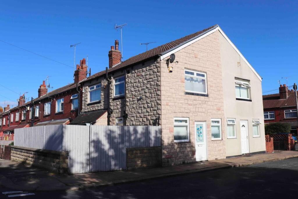 Cheerful 2 Bedroom Residential Home - Free Parking Leeds  Extérieur photo