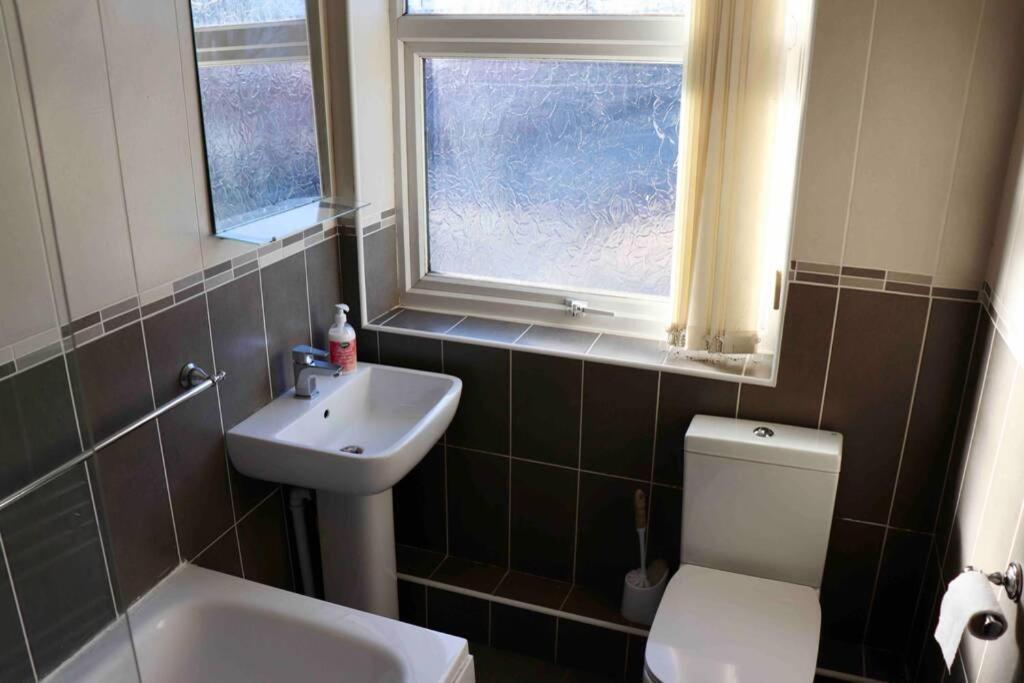 Cheerful 2 Bedroom Residential Home - Free Parking Leeds  Extérieur photo