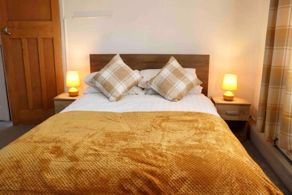 Cheerful 2 Bedroom Residential Home - Free Parking Leeds  Extérieur photo