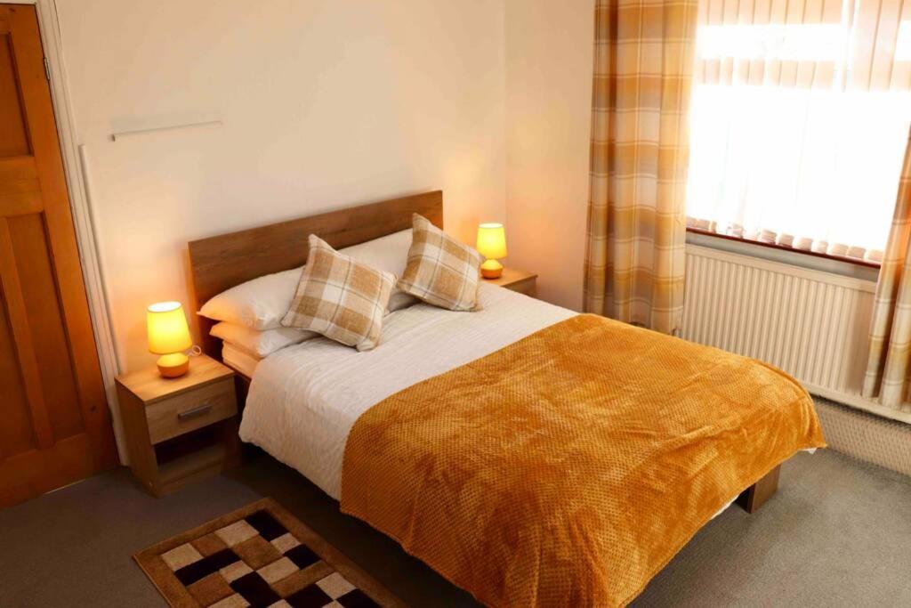 Cheerful 2 Bedroom Residential Home - Free Parking Leeds  Extérieur photo