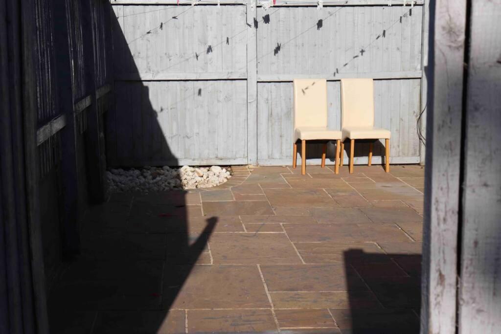Cheerful 2 Bedroom Residential Home - Free Parking Leeds  Extérieur photo