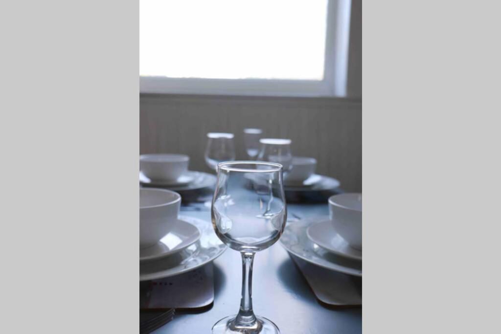 Cheerful 2 Bedroom Residential Home - Free Parking Leeds  Extérieur photo