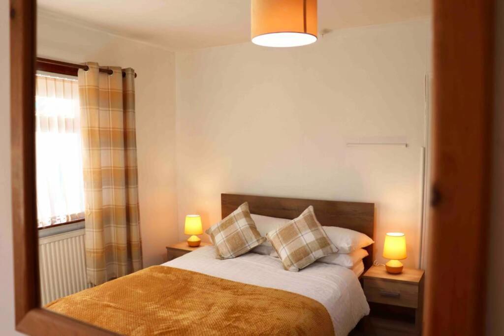 Cheerful 2 Bedroom Residential Home - Free Parking Leeds  Extérieur photo