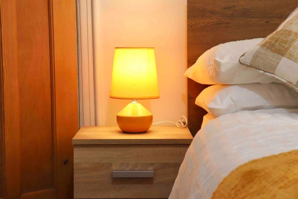 Cheerful 2 Bedroom Residential Home - Free Parking Leeds  Extérieur photo