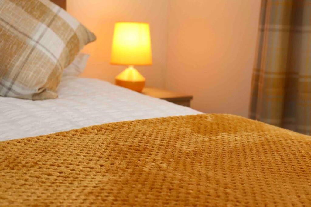 Cheerful 2 Bedroom Residential Home - Free Parking Leeds  Extérieur photo