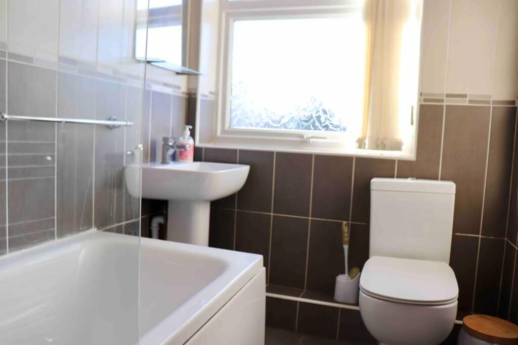 Cheerful 2 Bedroom Residential Home - Free Parking Leeds  Extérieur photo