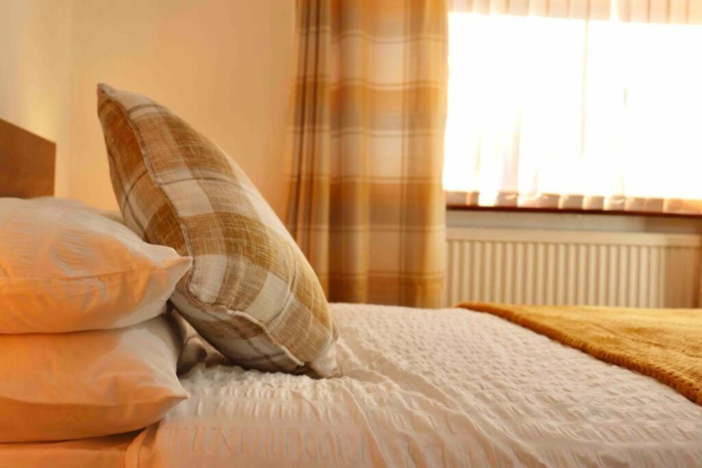 Cheerful 2 Bedroom Residential Home - Free Parking Leeds  Extérieur photo