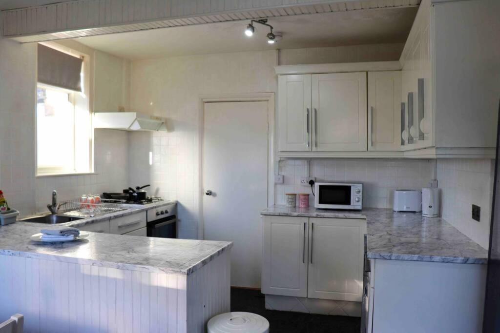 Cheerful 2 Bedroom Residential Home - Free Parking Leeds  Extérieur photo