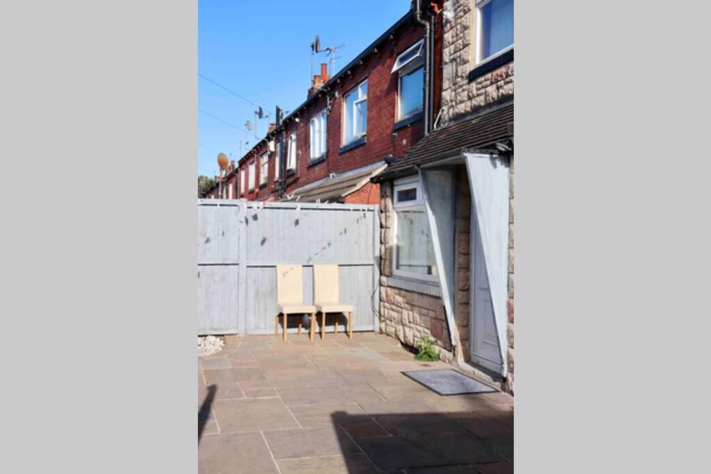 Cheerful 2 Bedroom Residential Home - Free Parking Leeds  Extérieur photo
