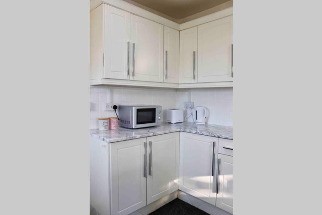 Cheerful 2 Bedroom Residential Home - Free Parking Leeds  Extérieur photo