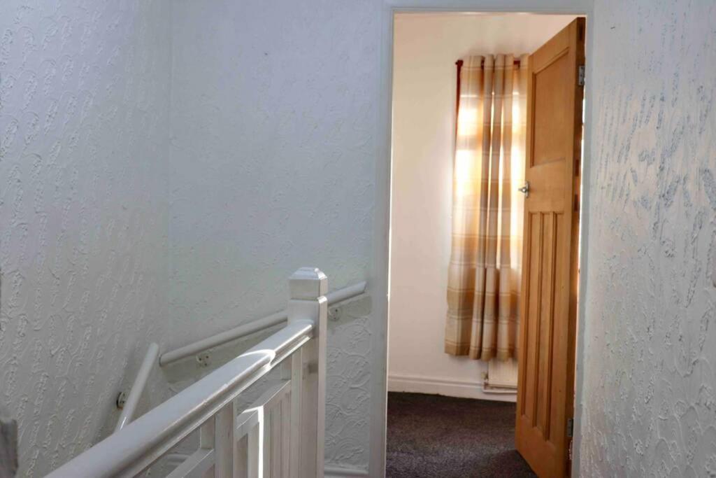Cheerful 2 Bedroom Residential Home - Free Parking Leeds  Extérieur photo