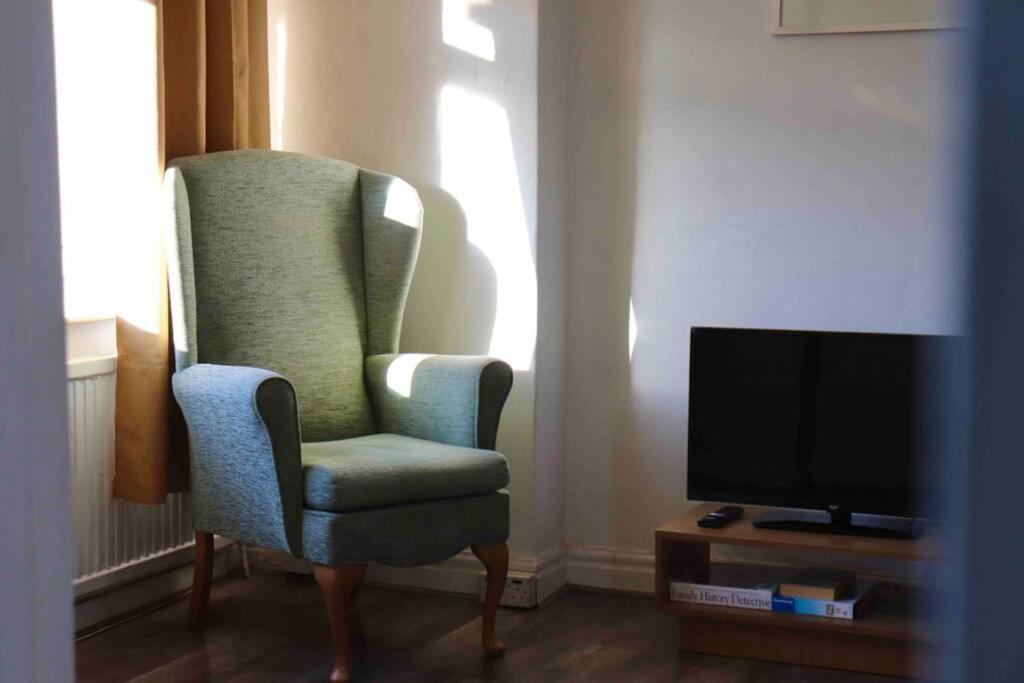 Cheerful 2 Bedroom Residential Home - Free Parking Leeds  Extérieur photo