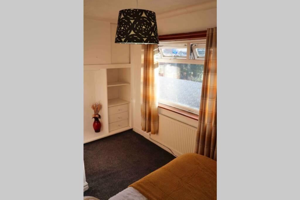 Cheerful 2 Bedroom Residential Home - Free Parking Leeds  Extérieur photo