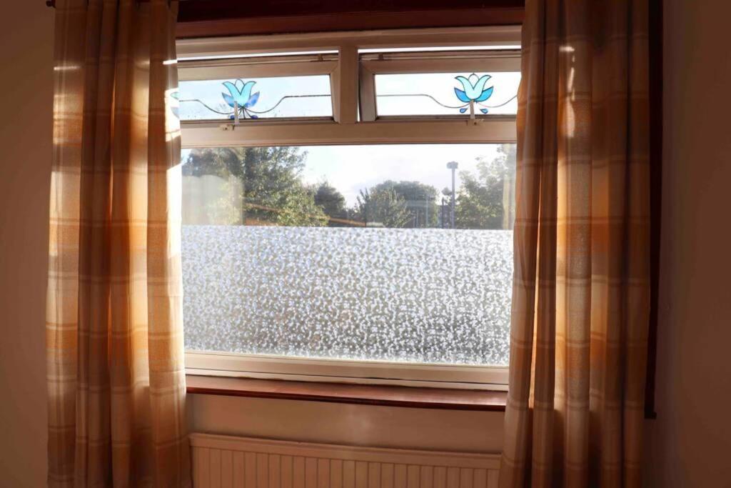Cheerful 2 Bedroom Residential Home - Free Parking Leeds  Extérieur photo