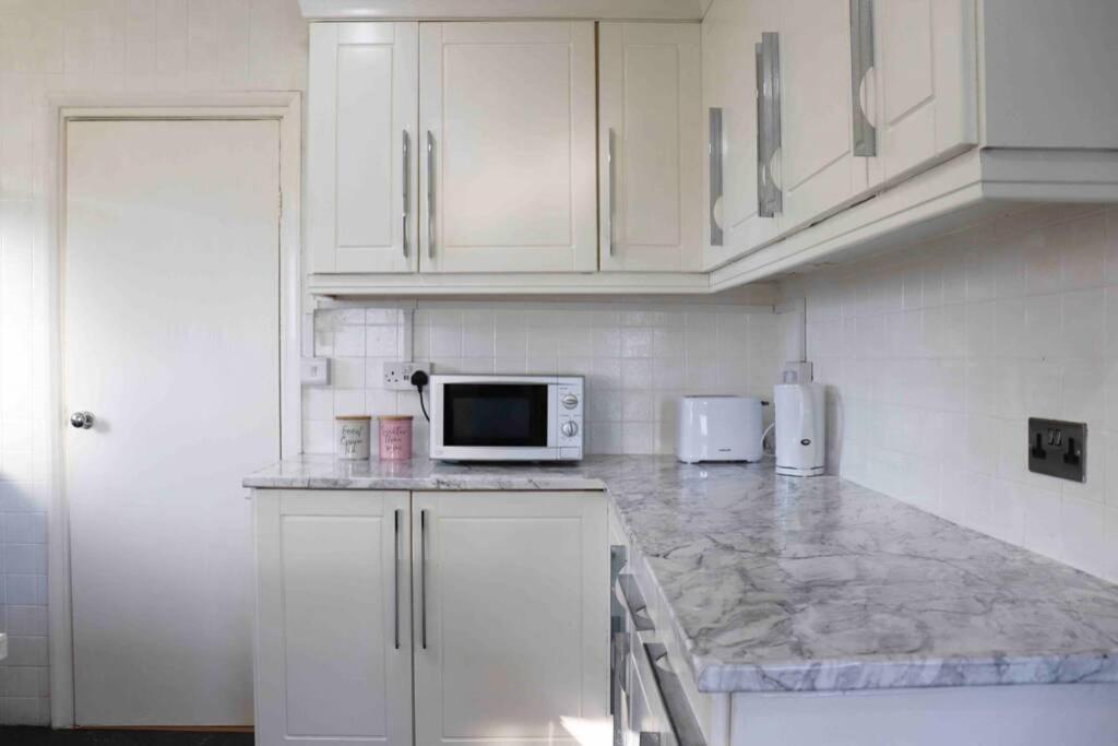 Cheerful 2 Bedroom Residential Home - Free Parking Leeds  Extérieur photo
