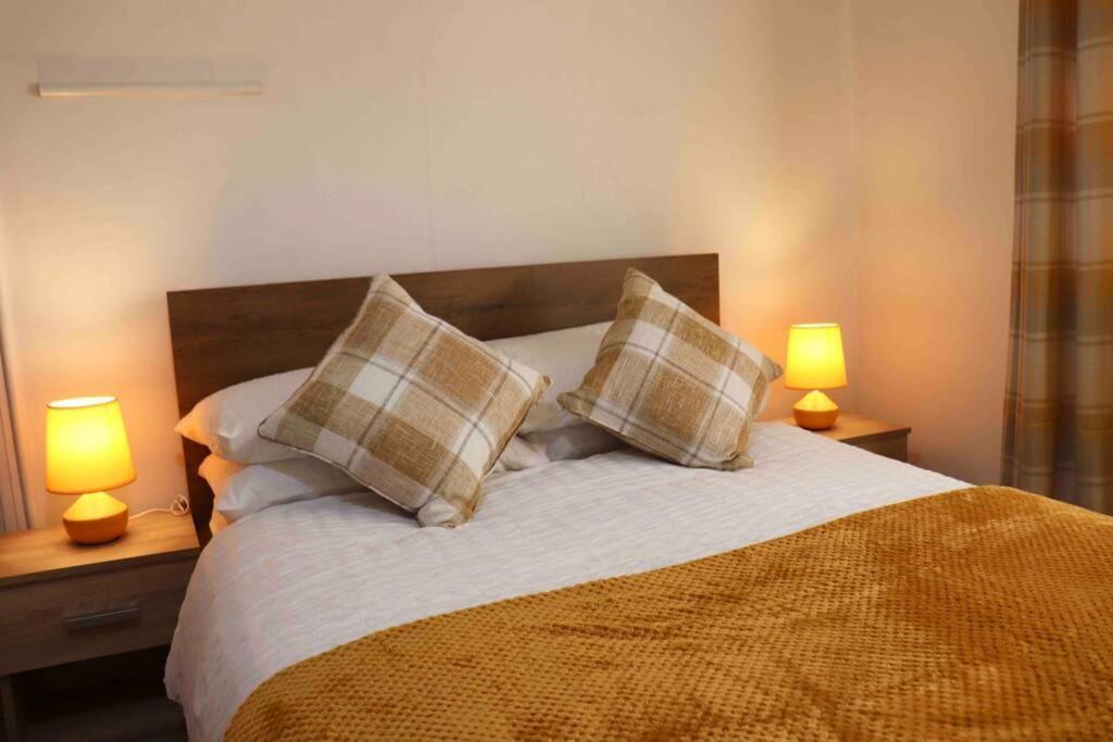 Cheerful 2 Bedroom Residential Home - Free Parking Leeds  Extérieur photo