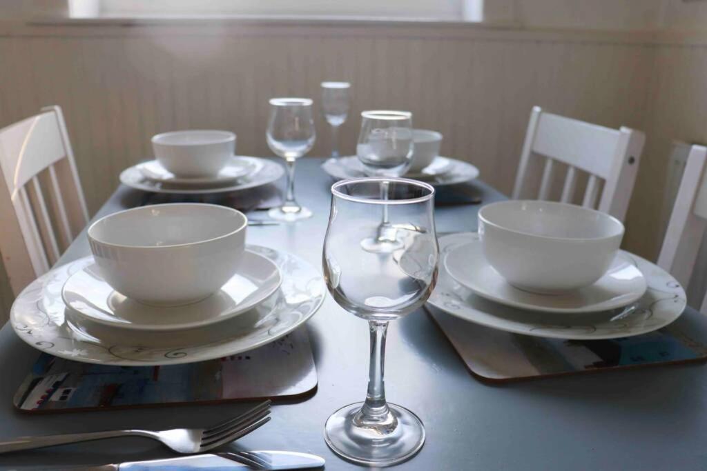 Cheerful 2 Bedroom Residential Home - Free Parking Leeds  Extérieur photo