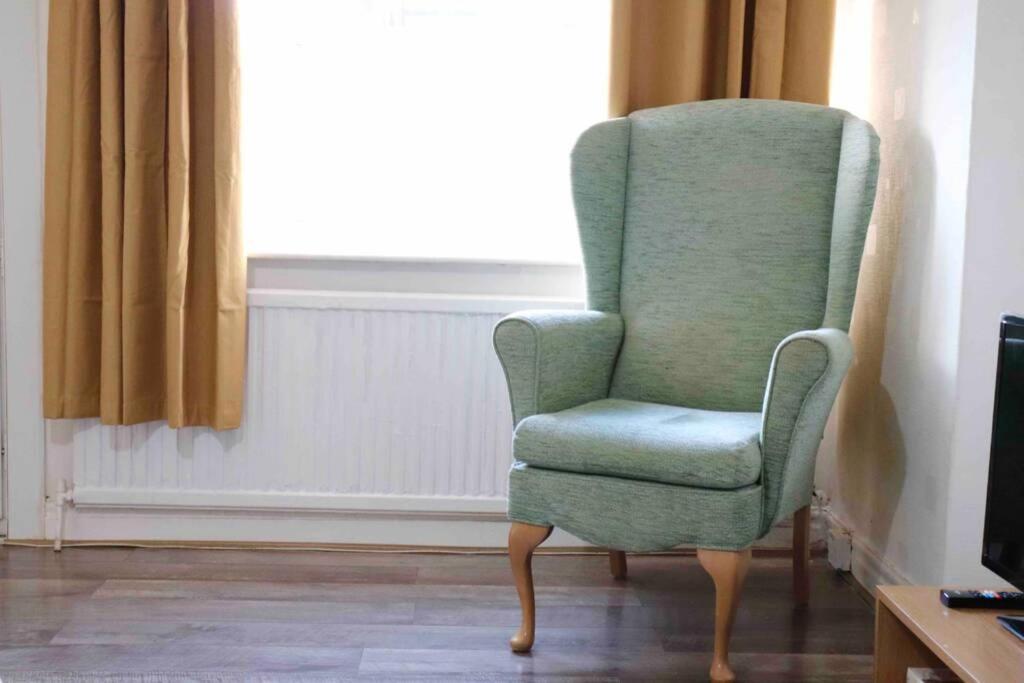 Cheerful 2 Bedroom Residential Home - Free Parking Leeds  Extérieur photo