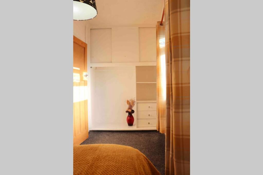 Cheerful 2 Bedroom Residential Home - Free Parking Leeds  Extérieur photo