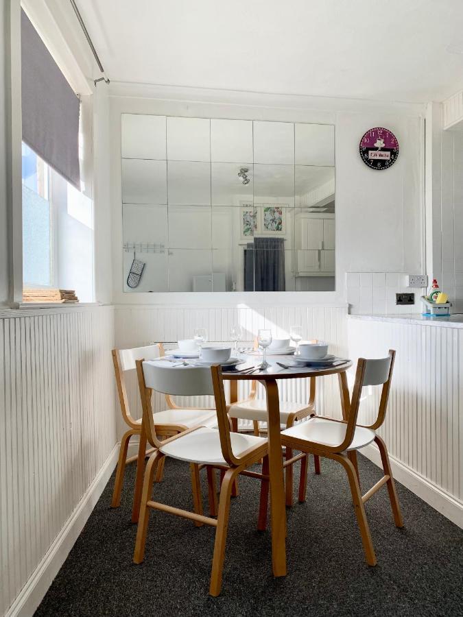 Cheerful 2 Bedroom Residential Home - Free Parking Leeds  Extérieur photo