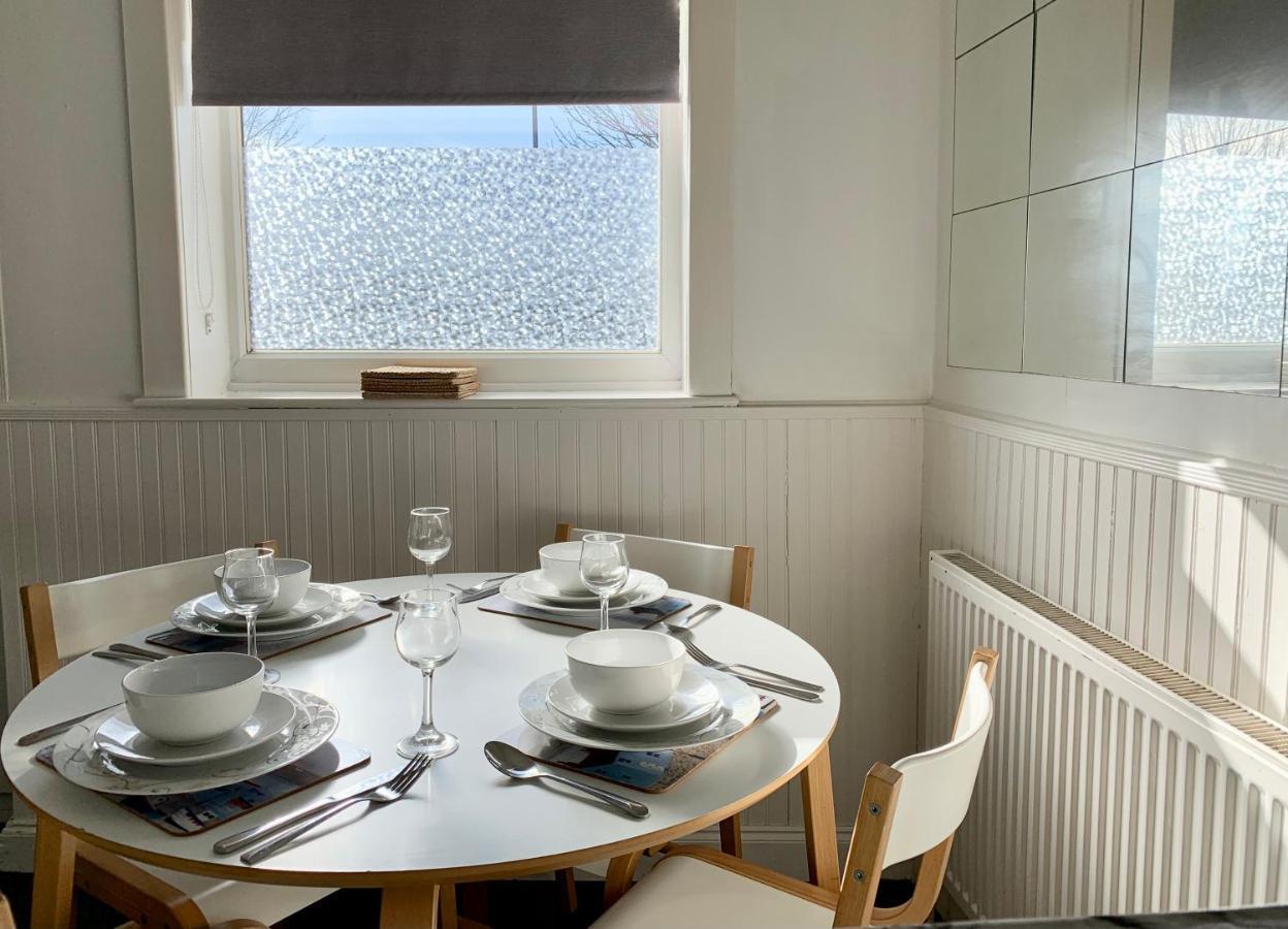 Cheerful 2 Bedroom Residential Home - Free Parking Leeds  Extérieur photo