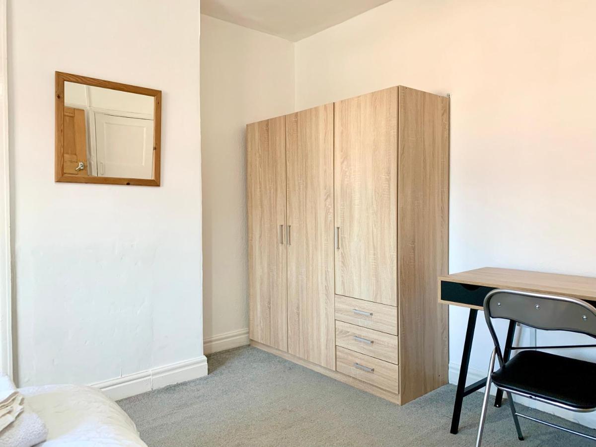 Cheerful 2 Bedroom Residential Home - Free Parking Leeds  Extérieur photo